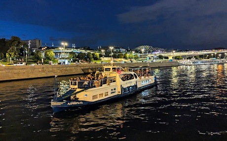 Танцующий теплоход. Гранд Круиз по центру Москвы с ужином, живой музыкой и дискотекой